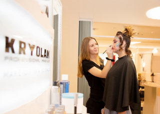 CDU hair and beauty student applying makeup on client