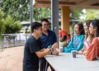 Grup students chatting