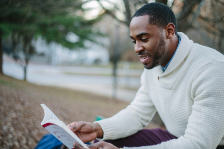 Student read book