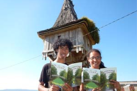 Students Bertanizo Costa and Elda Guterrez recently travelled to Timor-Leste to deliver the first batch of books