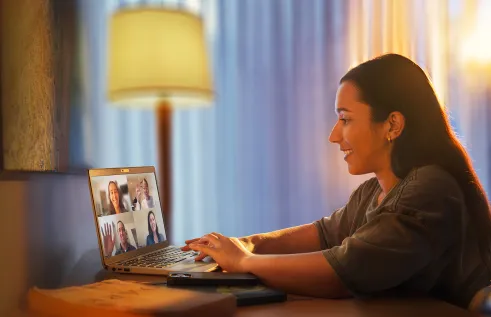 Business student Courtney studies online